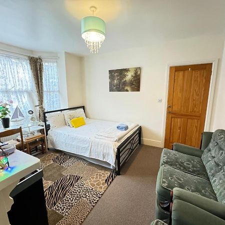 Big Private Room In Town Centre Истли Екстериор снимка
