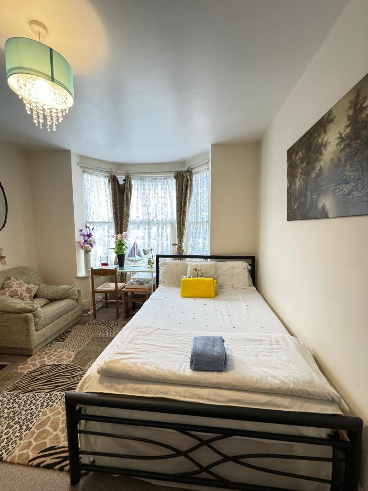 Big Private Room In Town Centre Истли Екстериор снимка