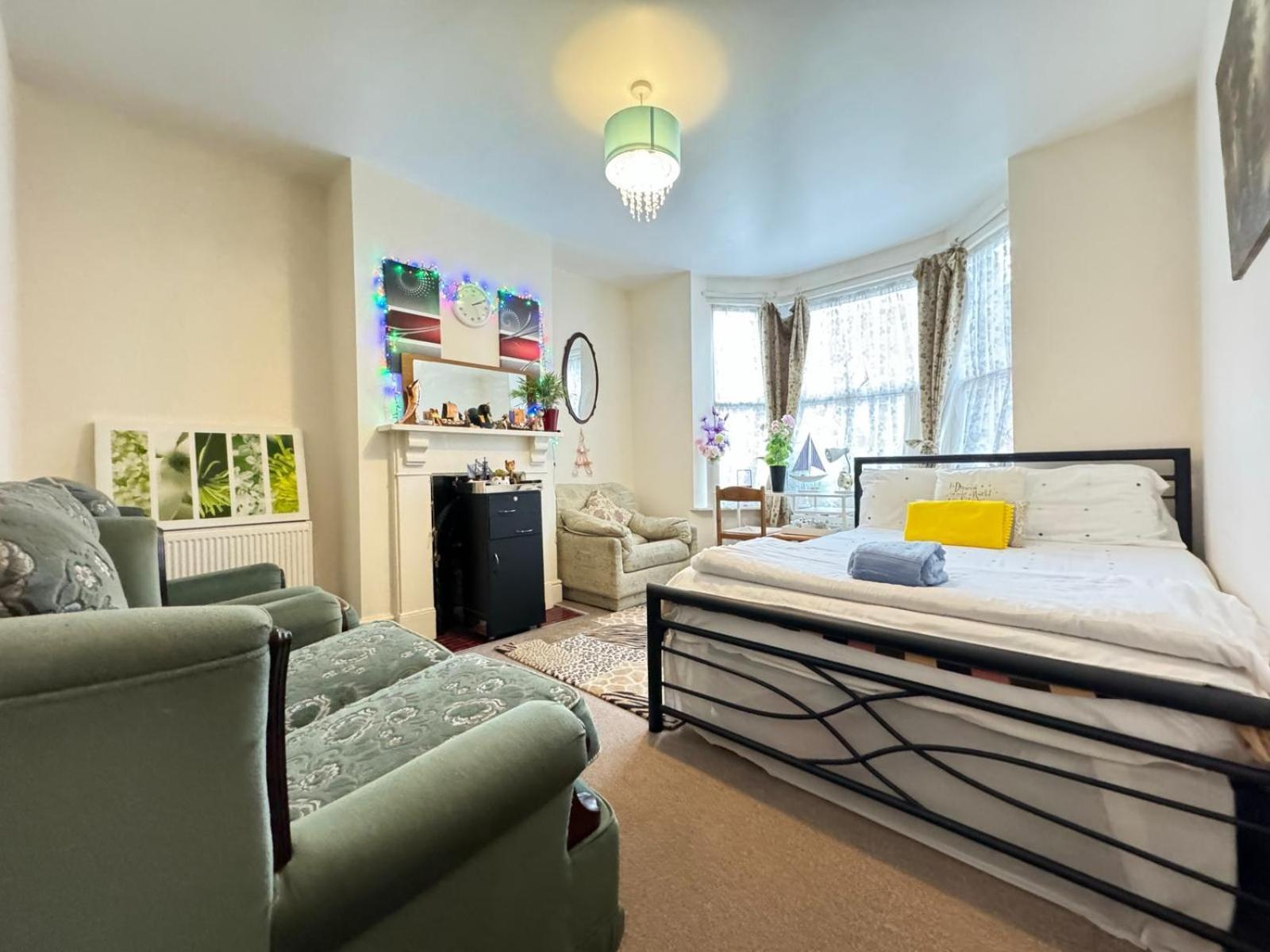 Big Private Room In Town Centre Истли Екстериор снимка
